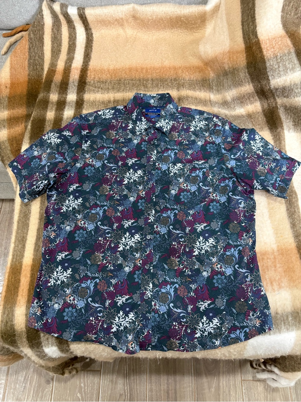 Apt 9 button down pocketed shirt size XL